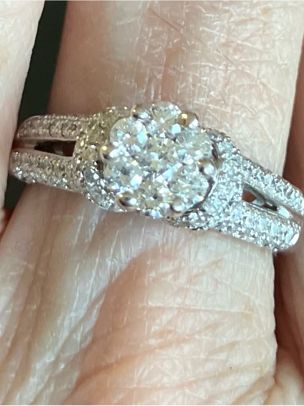 14 carat white gold and diamond invisible set women’s ring- 1.26 ctw - Picture 2 of 4